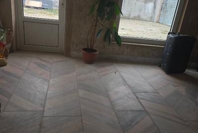 Vand teren cu cladire  si anexe