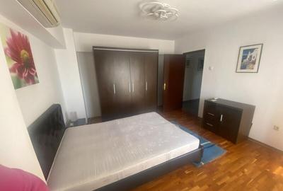 Central,B dul.Unirii, colt cu B-dul. Mircea Voda,Ap.2 cam. - 3