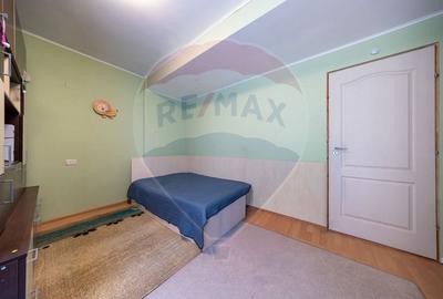 Apartament cu 3 camere decomandat în Tractorul - 22