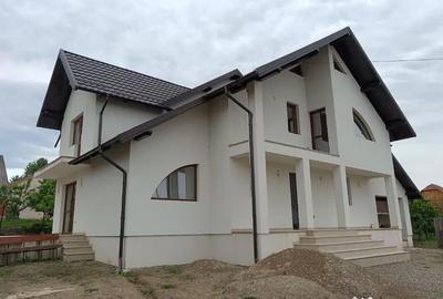 Casă cu 6 camere cu Teren 1000 Mp în Șcheia - 9