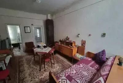 A 42 Proprietarul vinde apart 2 camere in vila linga Casa Memoriala George Bacovia, zona centrala - 3