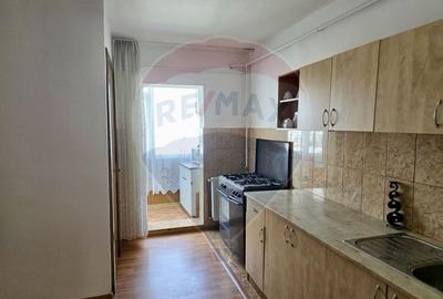 Apartament cu 3 camere de vanzare, str Bucovinei- zona Mioritei - 7