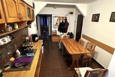 Apartament cu 4 camere decomandat, mobilat în Bucovina