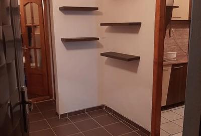 Inchiriez apartament 2 camere decomandat zona Soarelui