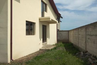Casă cu 4 camere cu Canalizare în Est - 12
