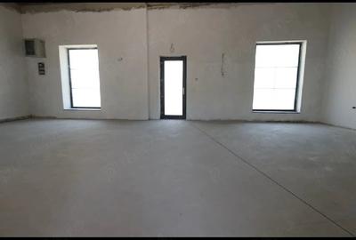 Spațiu comercial, de 1,000 mp, în Central