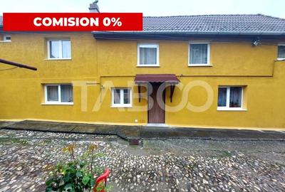 Casa in zona centrala 5 camere 2 bucatarii 3 bai curte comuna Cisnadie - 1