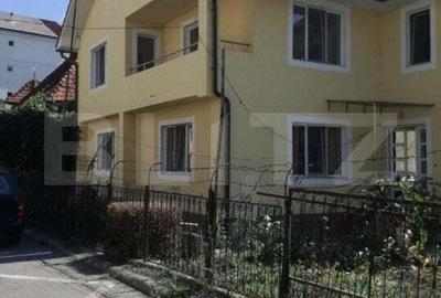 Casă cu 7 camere cu Teren 500 Mp în Central - 1