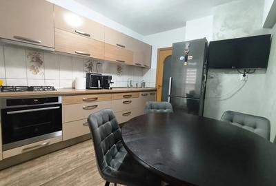 Vand apartament cu 3 camere Strada Privightorii - 1