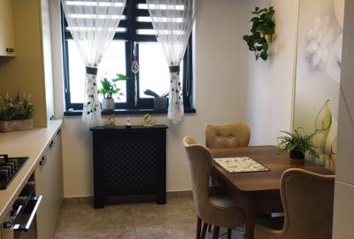 Apartament cu 3 camere decomandat, mobilat în Central