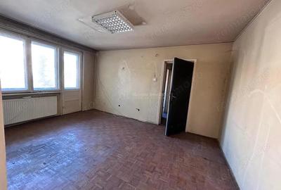 Apartament cu 3 camere semidecomandat în Central - 3