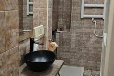 Apartament cu 2 camere semidecomandat, mobilat în Central