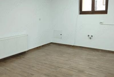 Spațiu comercial, de 50 mp, în Central - 4