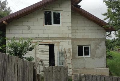 Casa neterminata cu teren 3800 mp acte - Oneaga, Cristesti - contor curent