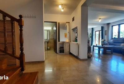 Casă cu 5 camere cu Teren 1514 Mp în Central - 1