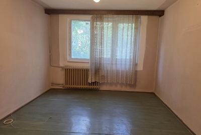 Apartament cu 3 camere semidecomandat în 1 Decembrie 1918