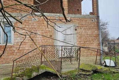 Casă cu 4 camere cu Teren 976 Mp în Luna - 2