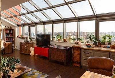 Penthouse cu un intreg perete doar din geamuri, dar si cu jacuzzi, terasa, gazon - 4