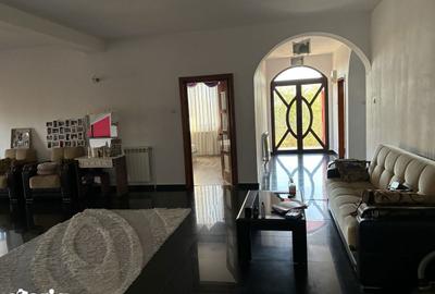 Casă cu 10 camere cu Teren 2000 Mp în Ultracentral