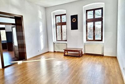 Apartament cu 4 camere decomandat în Central