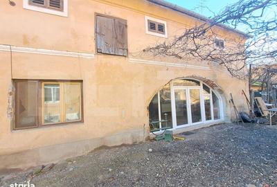 Casă cu 5 camere cu Canalizare în Central - 1