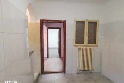 Casă cu 8 camere cu Teren 250 Mp în Grivița - 4