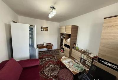 Apartament cu 3 camere semidecomandat în Km 4 - 2