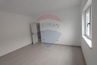 Casă cu 4 camere cu Teren 460 Mp în Golești - 7