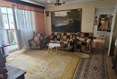 Apartament cu 3 camere semidecomandat în Micro 4