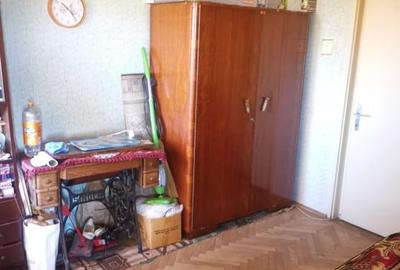 Apartament 3 camere, decomandat, 1 Mai vizavi de Spitalul Nr 1 ,  pe Insula - 4