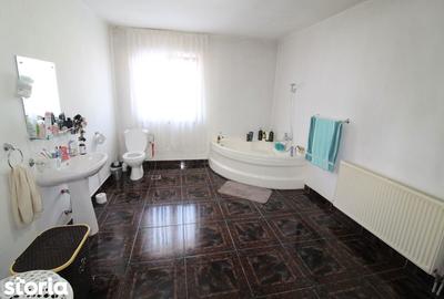 Casă cu 4 camere cu Teren 350 Mp în Central - 10