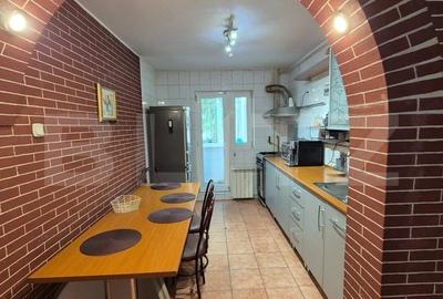 Apartament cu 4 camere decomandat în Central