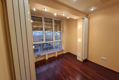 Apartament cu 3 camere semidecomandat în 1 Decembrie 1918 - 1