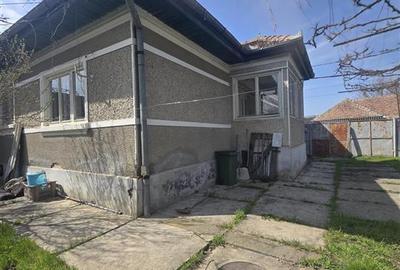 Casă individuală cu 3 camere cu Canalizare în Central - 1