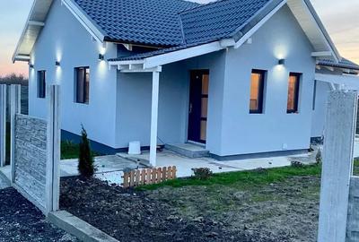 Casă cu 4 camere cu Teren 405 Mp în Central - 1