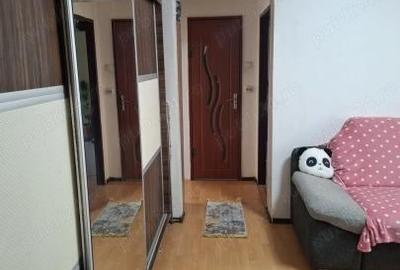 Apartament cu 3 camere semidecomandat, mobilat în Progresul - 1