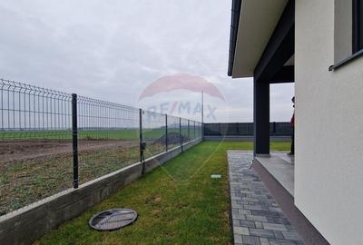 Casa / Vila cu 3 camere de vanzare Ciocanesti - 1