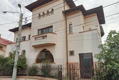 Vila cu 11 camere, 450 mp, teren cu 620 mp, 2 locuri de parc - 2