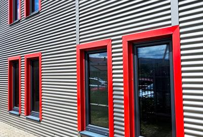 Complex imobiliar:cladire birouri,2 hale noi si 3424mp teren, Piatra Neamt