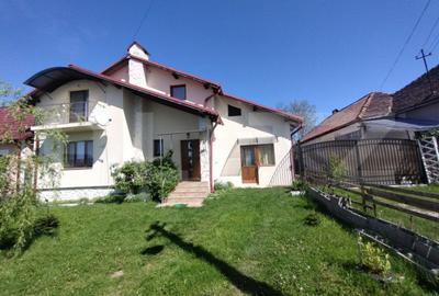 Casă cu 5 camere cu Teren 300 Mp în Central - 1