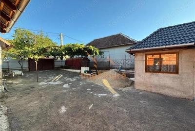 Casă cu 2 camere cu Teren 6754 Mp în Lăzăreni - 1