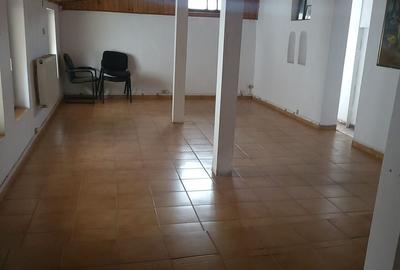 Casa tip vila mansardata, centrala si curte proprie, loc de parcare, 8min metrou - 5