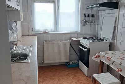 Apartament cu 3 camere semidecomandat în Rahova
