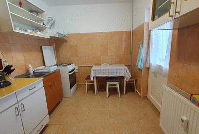 Inchiriez 3 camere, stradal Teiul Doamnei Inchiriez 3 camere, stradal Teiul Doamnei - 2