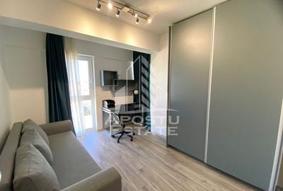 Apartament cu 3 camere semidecomandat în Aradului
