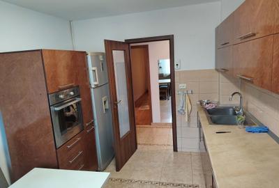 Apartament cu 4 camere decomandat în Ștrand