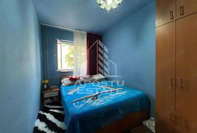 Apartament cu 3 camere, semidecomandat, etaj intermediar, Dambovita