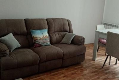 Apartament cu 3 camere decomandat în Petros