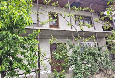 Casă cu 4 camere cu Teren 100 Mp în Central