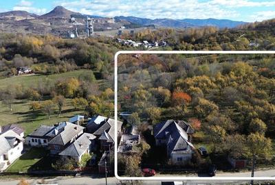 Teren si casa de vanzare la baza muntelui Iezer in Valea Mare Pravat - 1